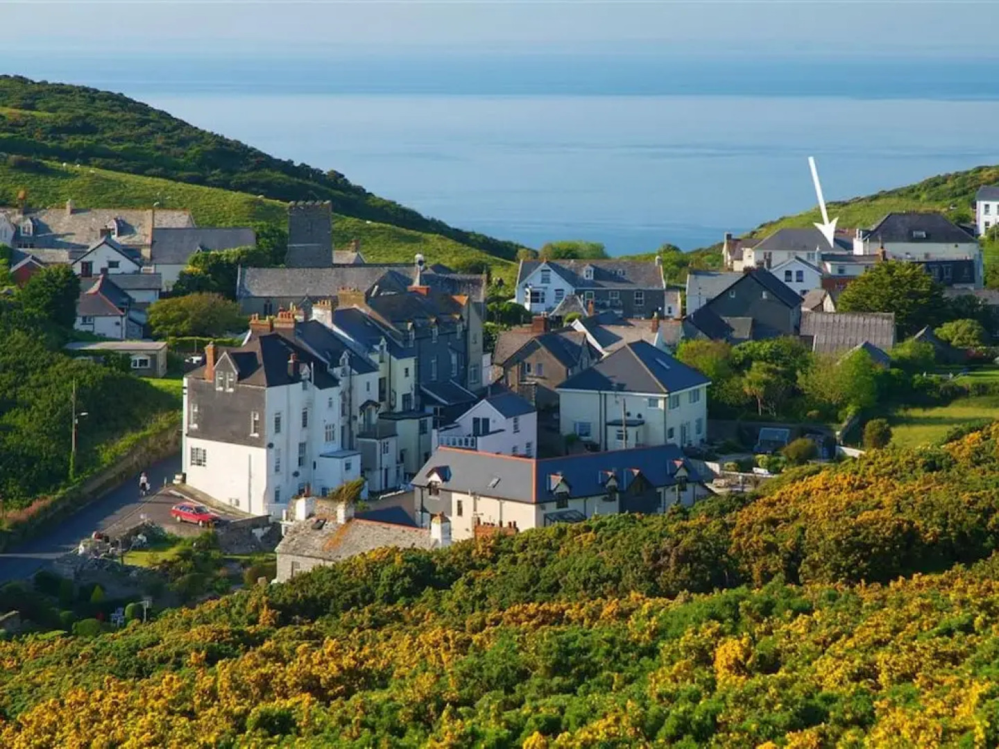 Spacious 2-Story Apartment in a Central Location near Sea