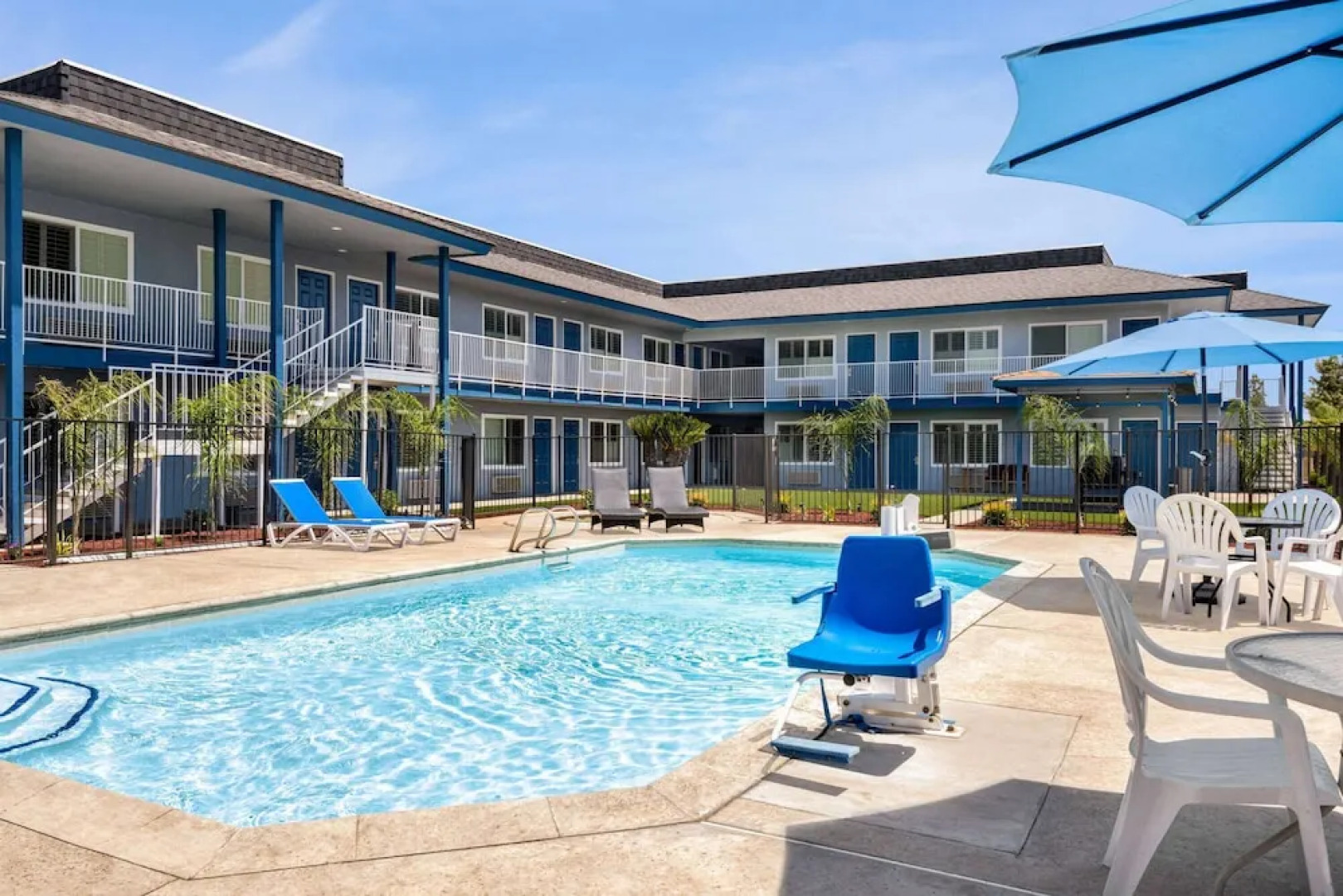 Super 8 Lindsay Olive Tree