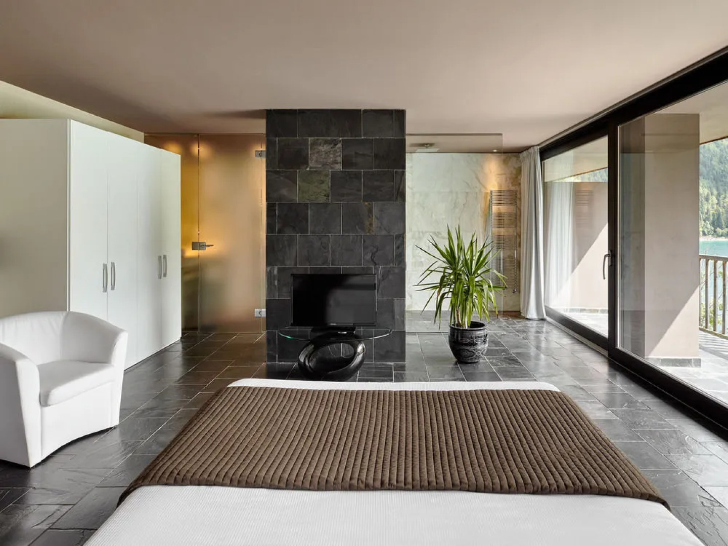 MAANJA Lake Front Suite and Restaurant