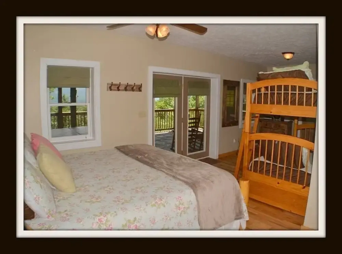 Heintooga - 2 Br cabin by RedAwning