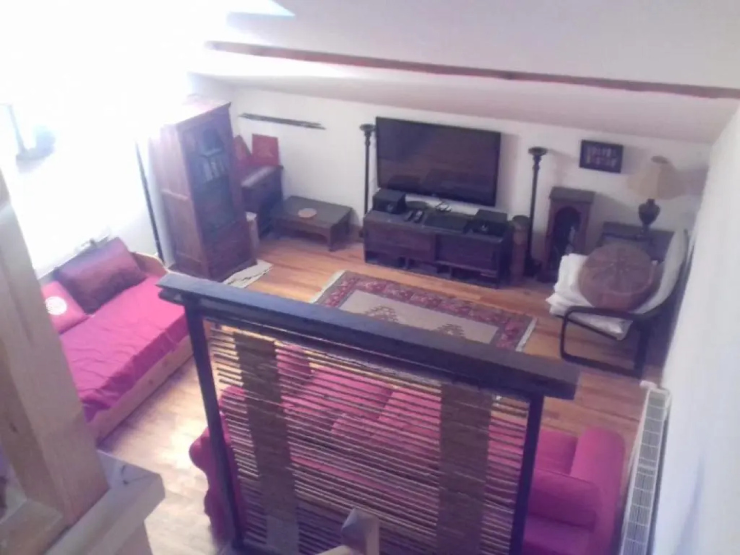 Appartement en loft 50m2 dans maison avec chambre en mezzanine et canapes lits dans salon