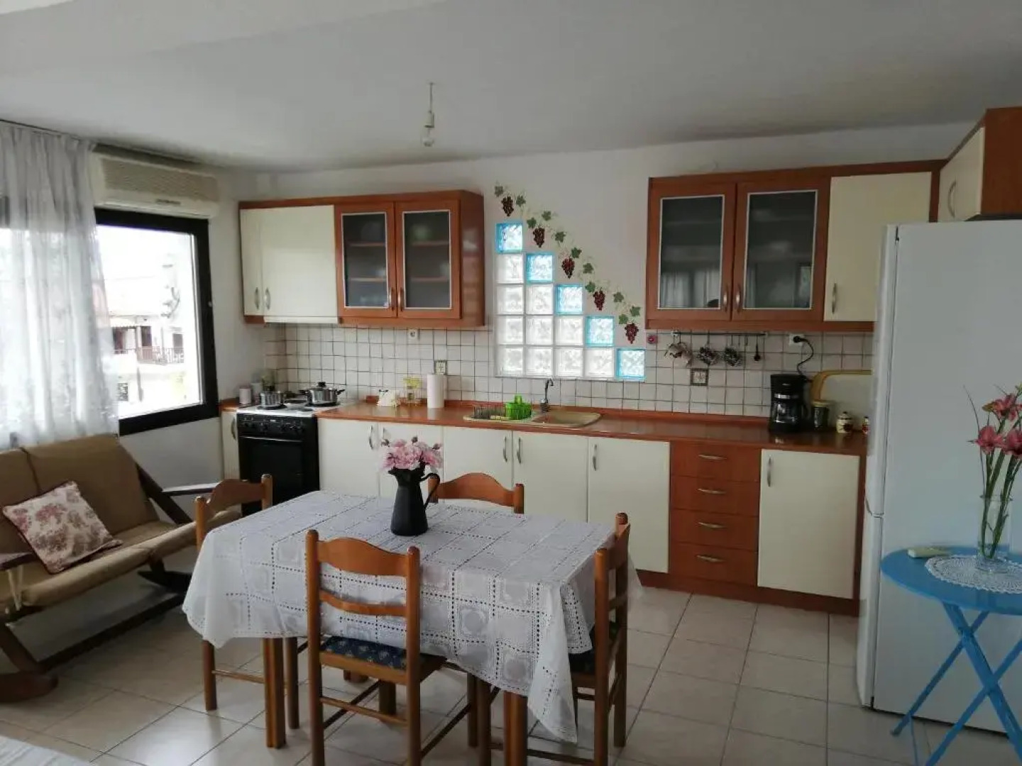 Dora's House comfortable apartment with a yard and view