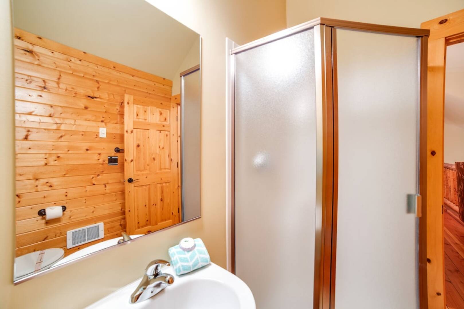 Mt. Baker Lodging Cabin 11 – Hot Tub, BBQ, Sleeps 6! by MBL