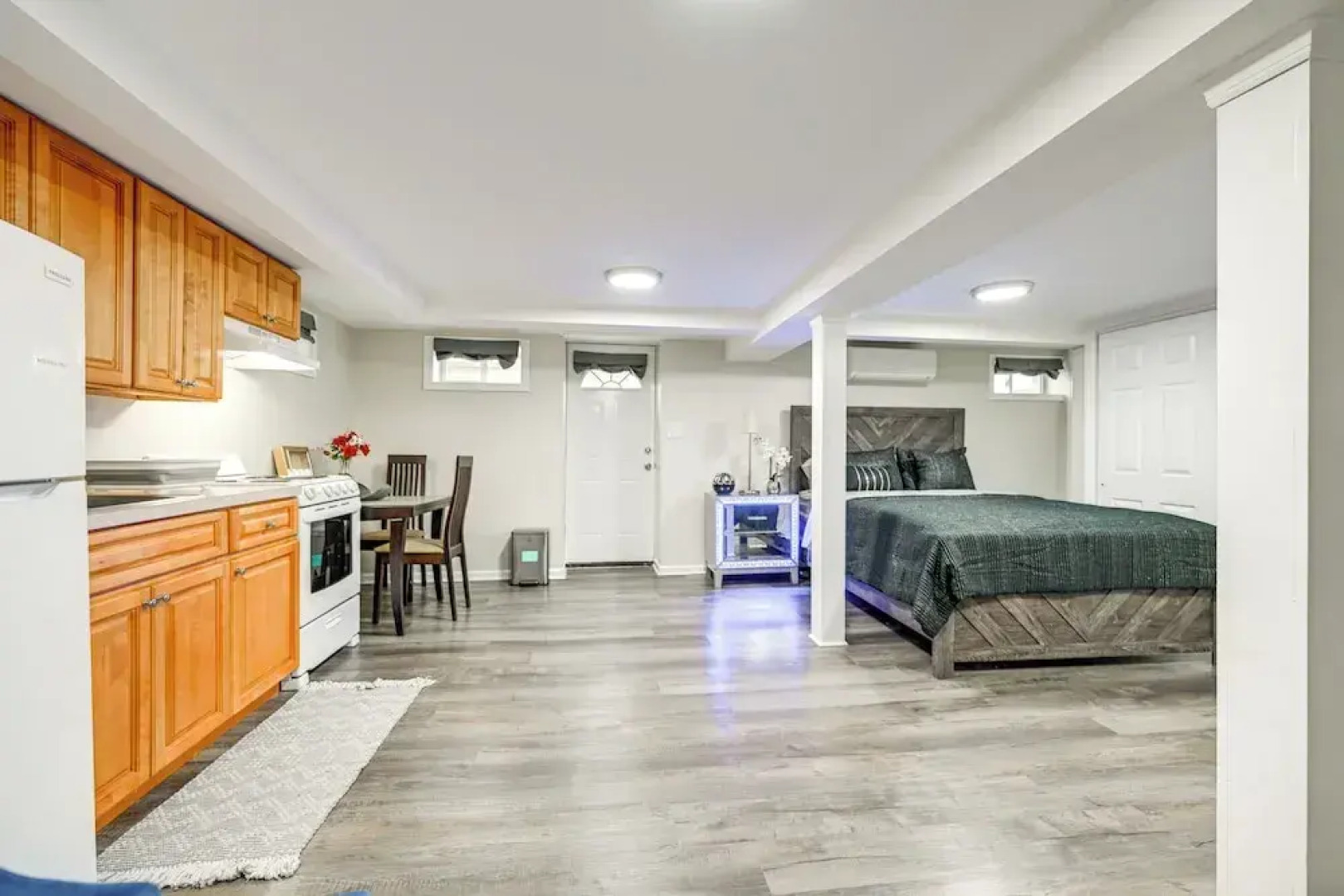 Walkable Elmont Studio: 19 Mi to New York City!