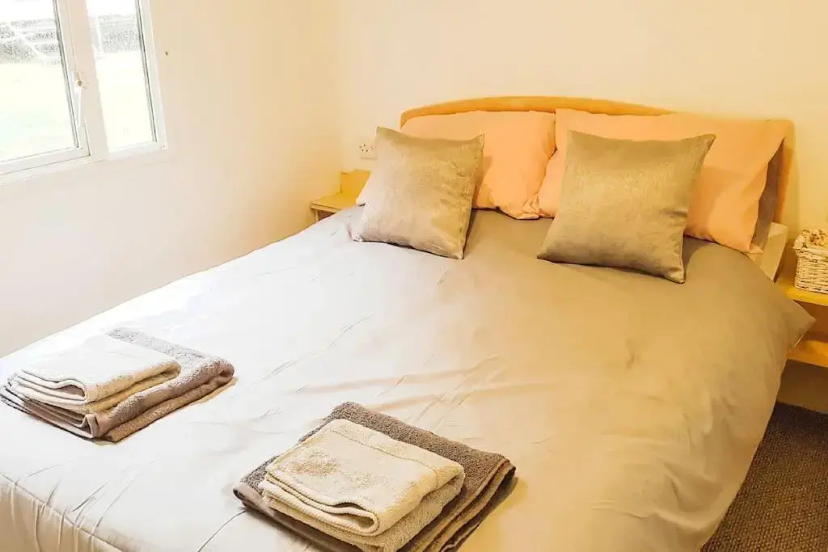 3 Bedroom Caravan with On-Site Pool, Island View 6