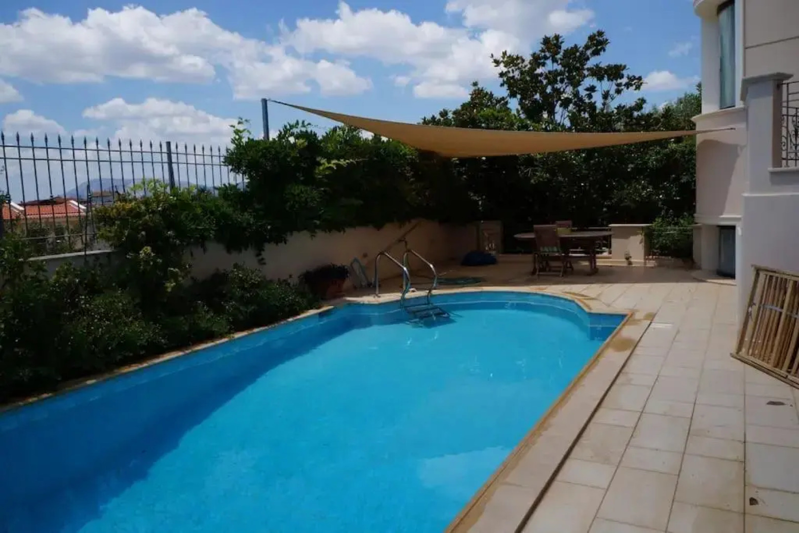 Apartment with a garden, BBQ, swimming pool and jacuzzi