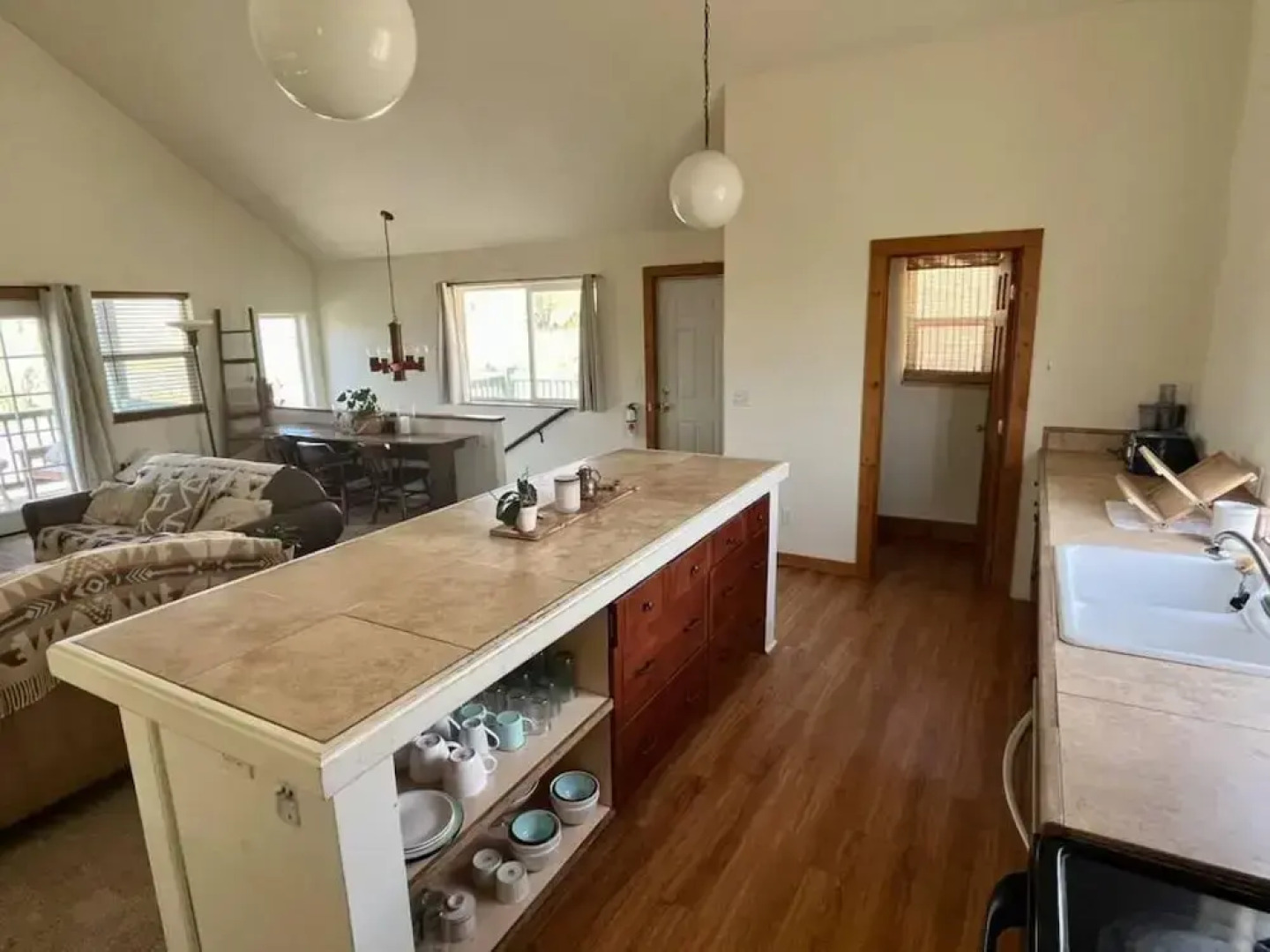 Pet Friendly Downtown Green Cabin Haven