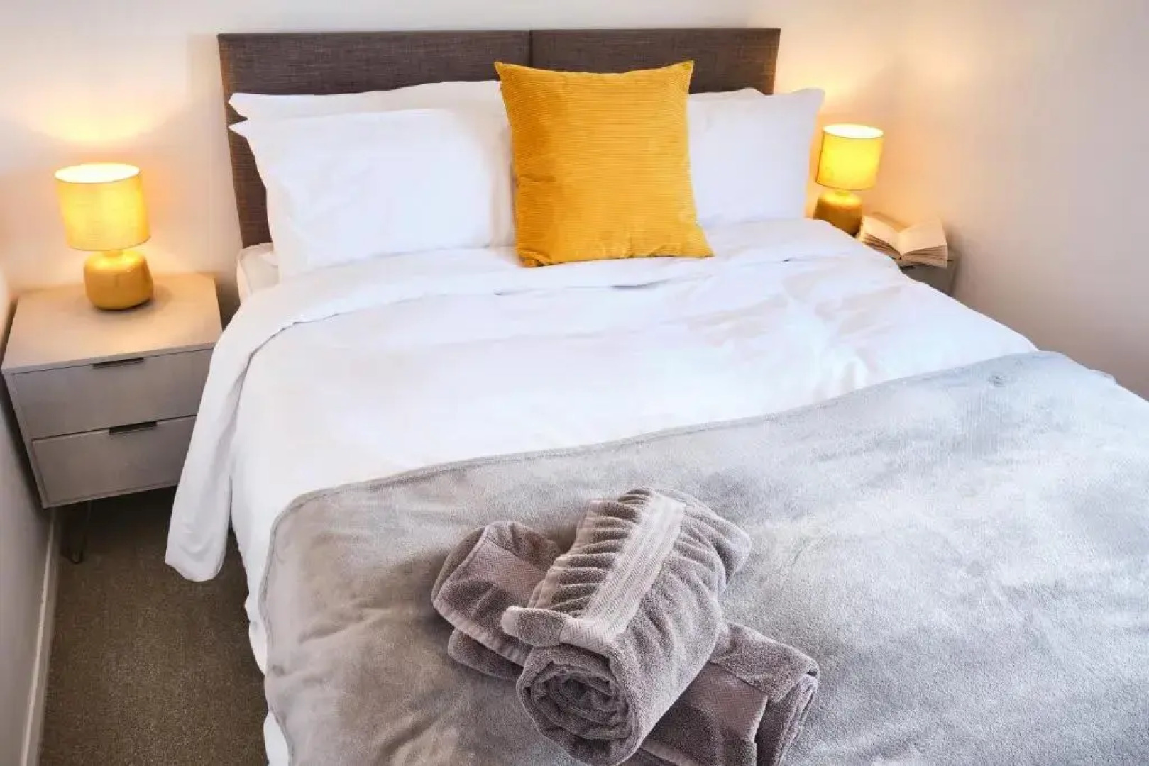 Parkway House - Modern with great transport links