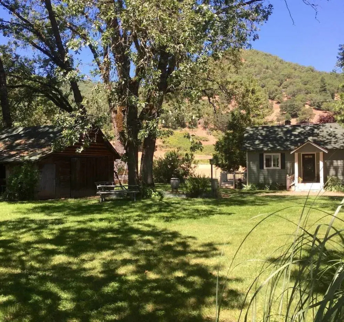 Romantic Rogue River Cottage ~ Near Del Rio Winery