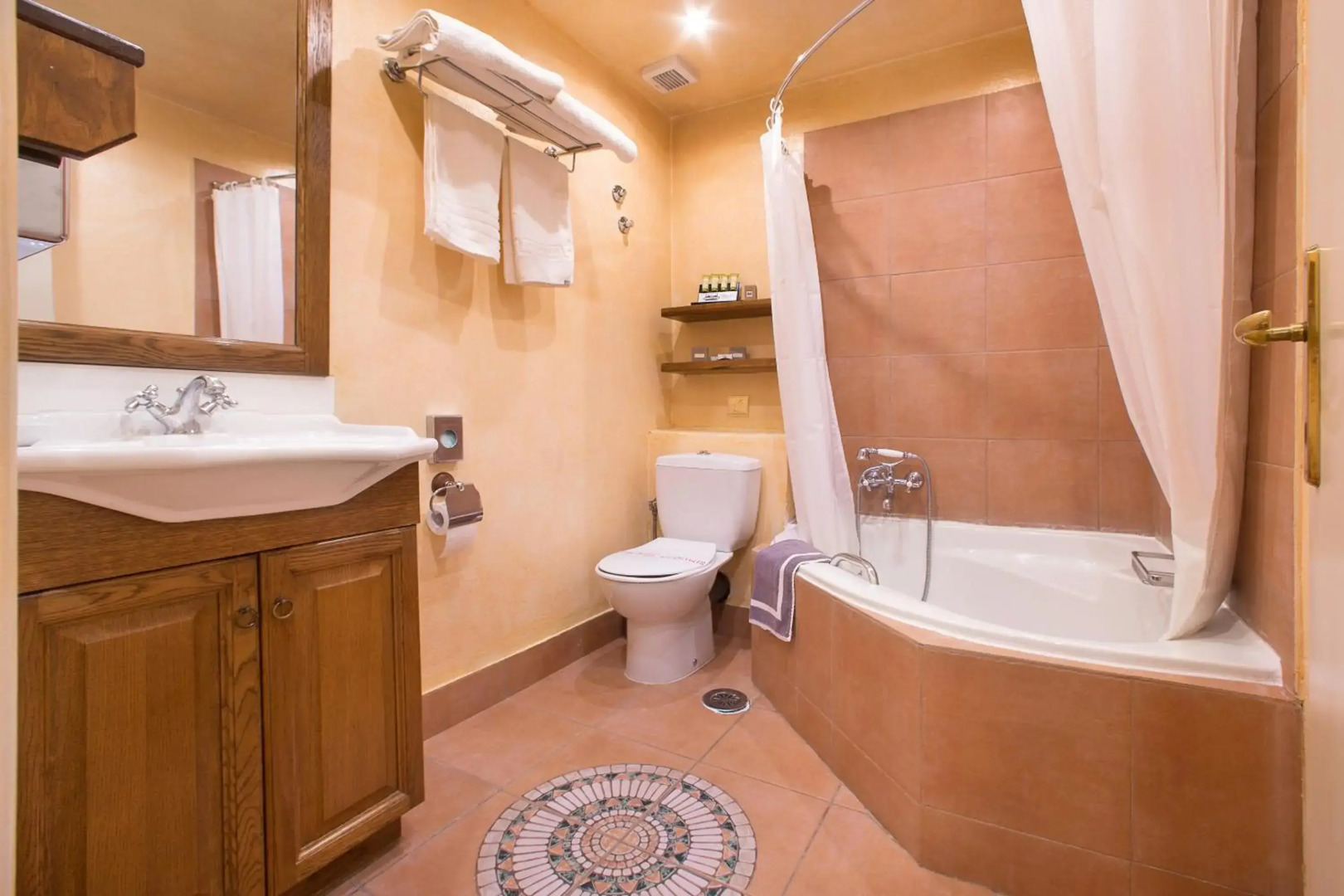 Country Club Hotel & Suites