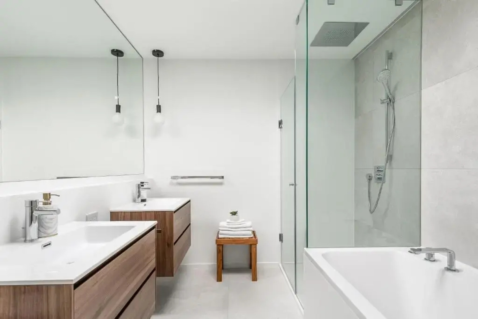 Modern Lakeside House in The Beaches