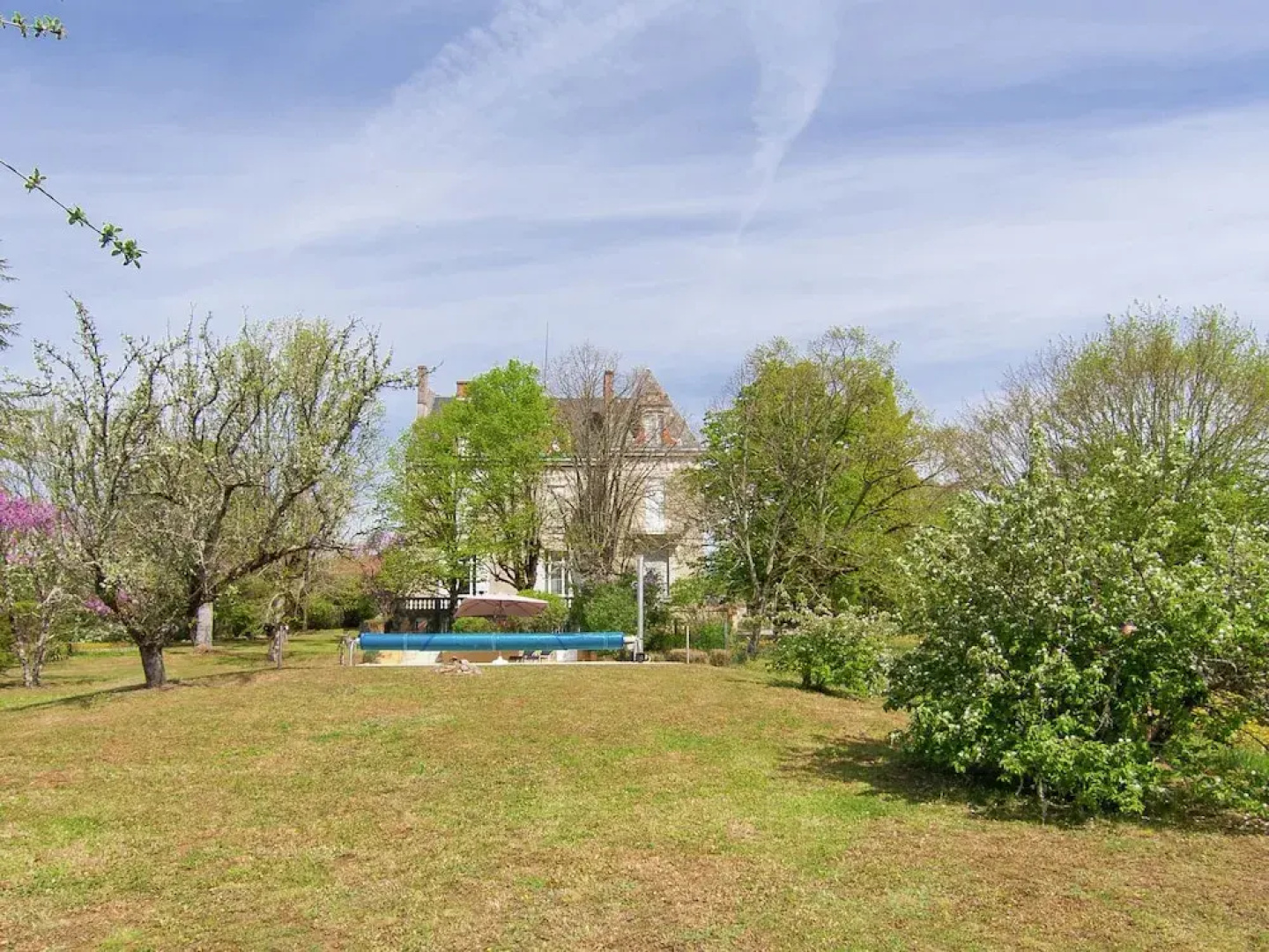 Charming Mansion in Brouchaud With Swimming Pool