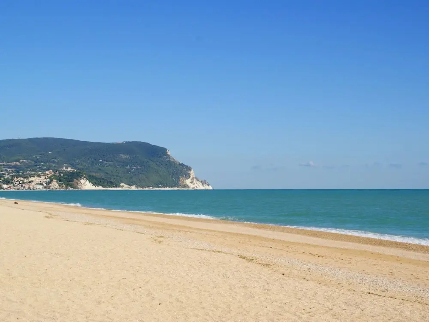 Neat Apartment With air Conditioning Near the Beach