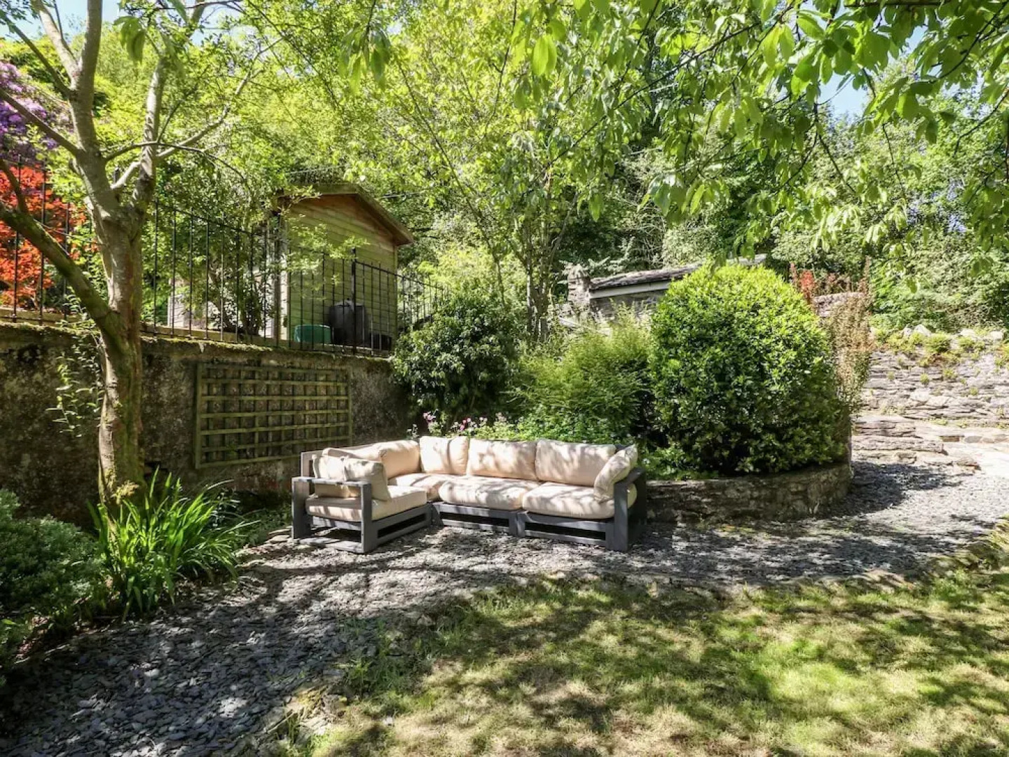 Yr Hen Ysgol, The Old School