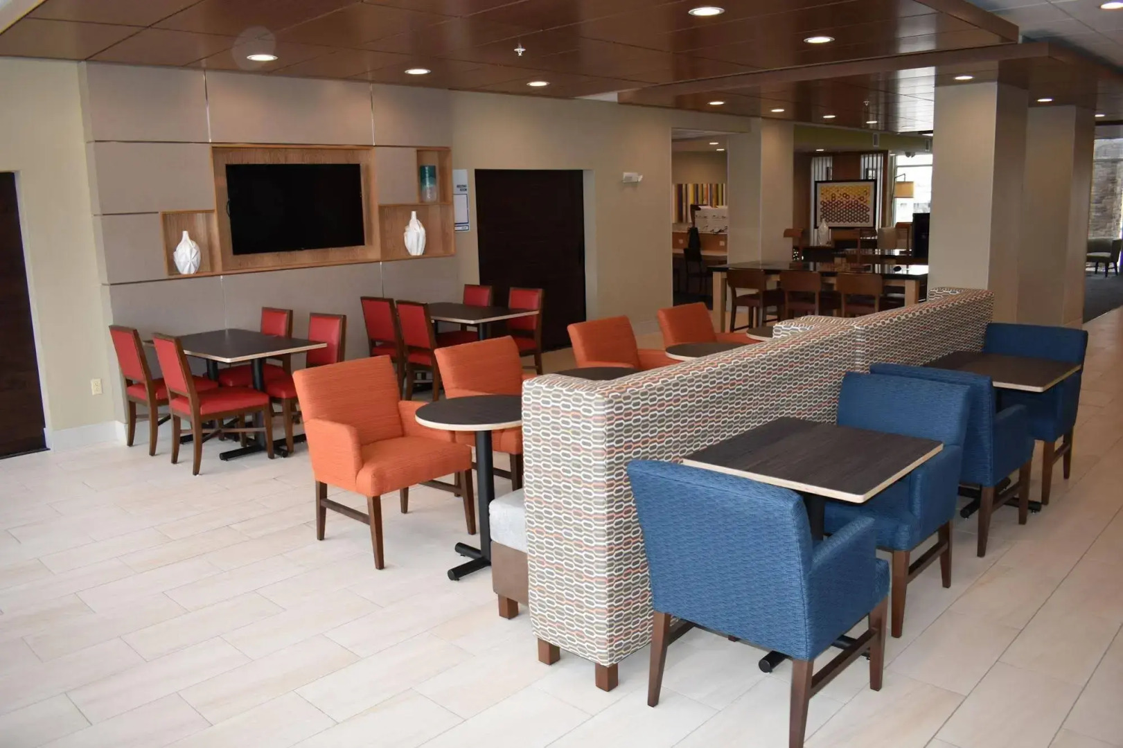 Holiday Inn Express & Suites Parkersburg East by IHG