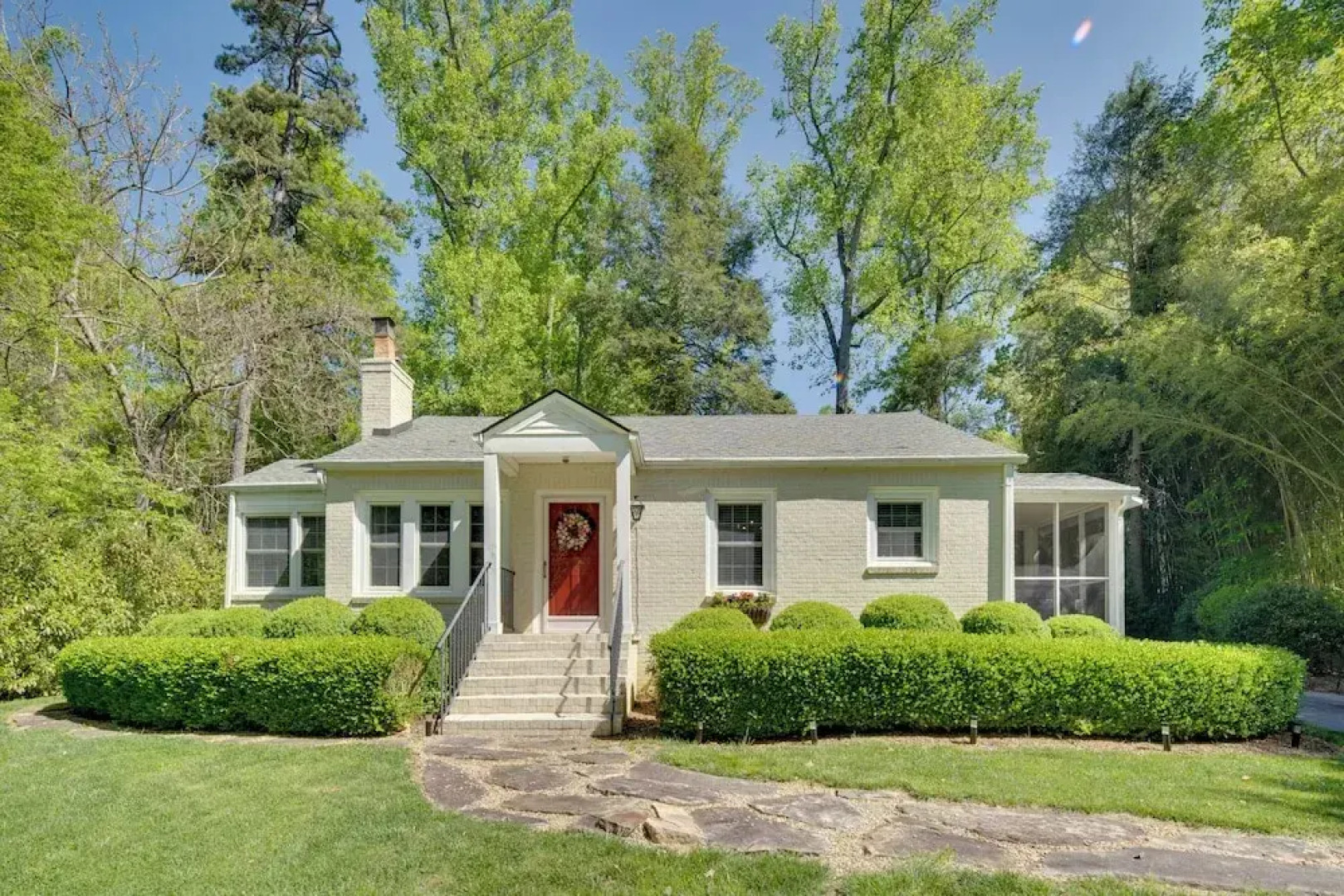 7 Mi to The Biltmore: 'Le Canard' Cottage w/ Porch