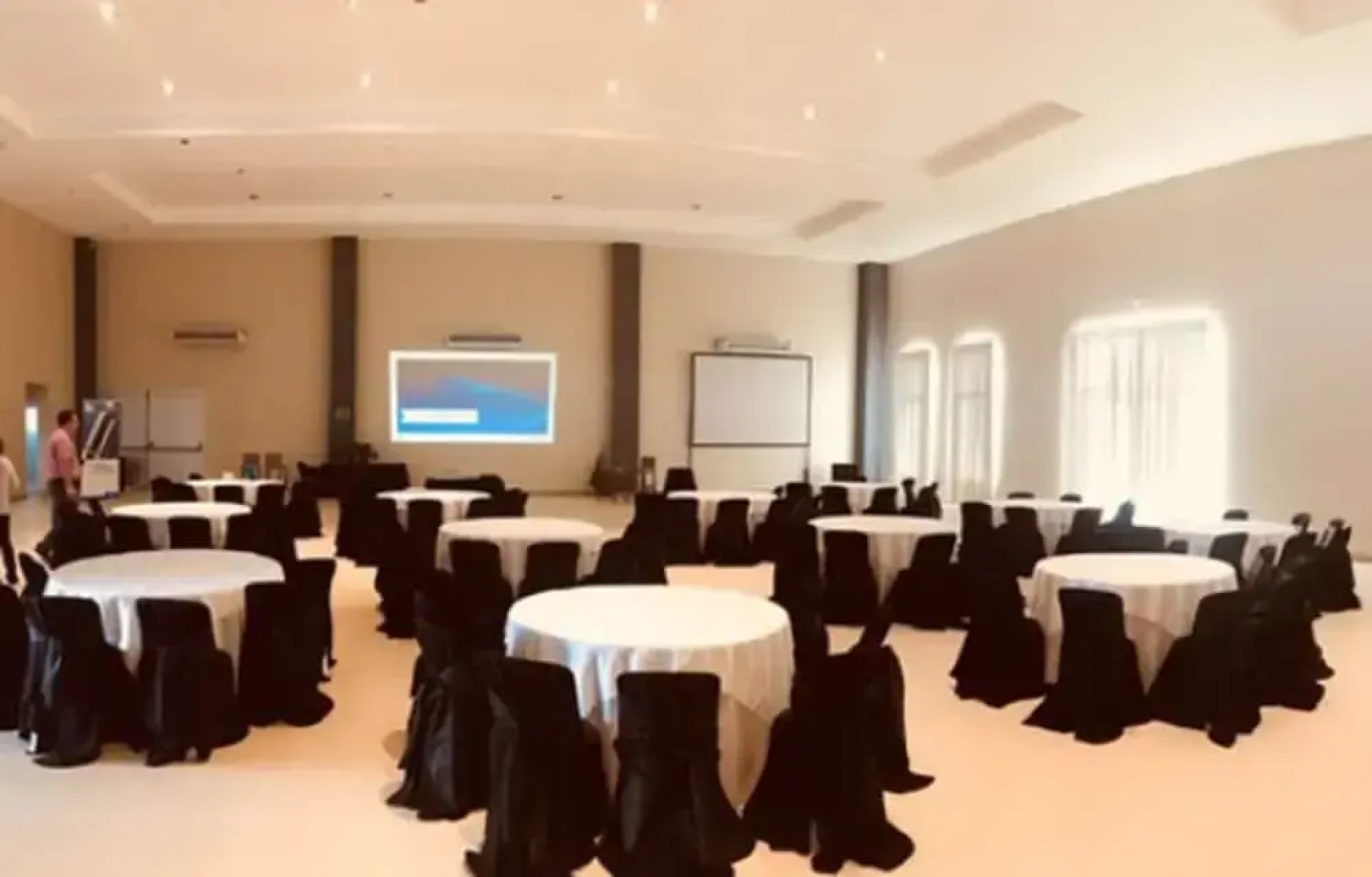 Howard Johnson by Wyndham San Francisco Resort & Conv Center