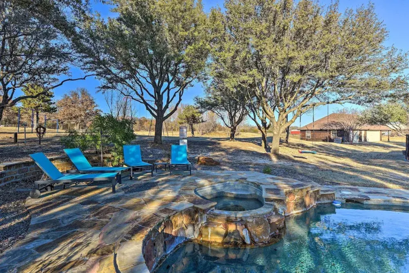 Private Pool: Spacious & Vibrant Argyle Villa!