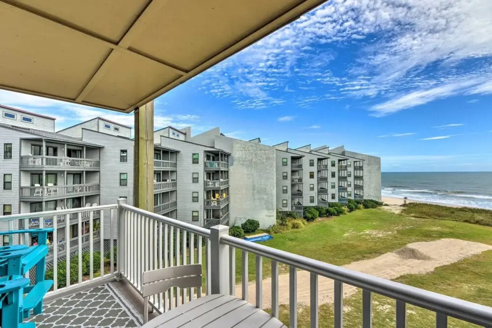 Airy Oceanfront Condo: Beach Views & Pool Access!