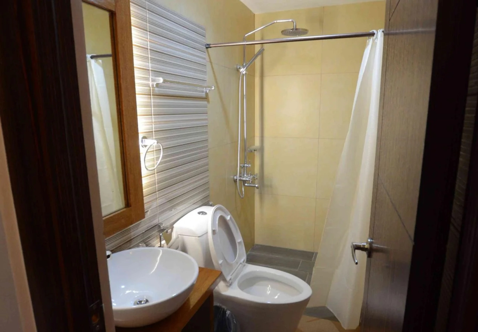 GraceHill EconoSuites Hotel