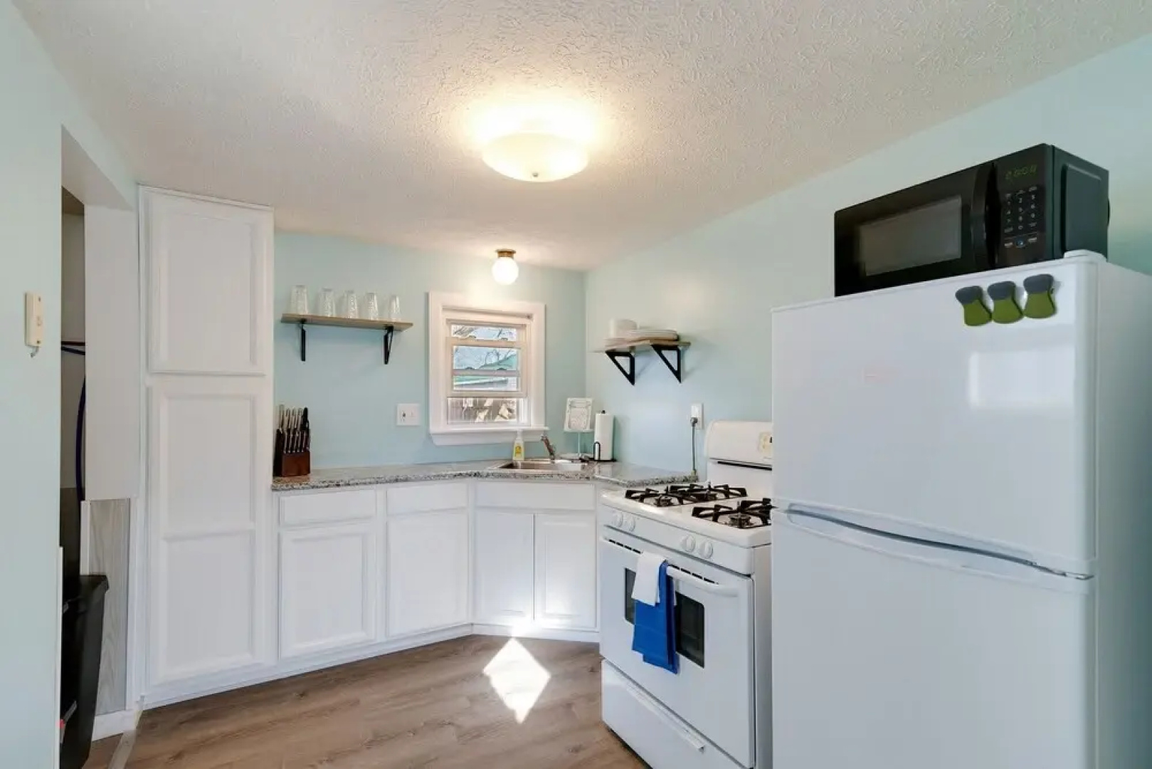Niagara Rd Cottage In Perfect Location To Visit Lake Erie Or Cleveland 1 Bedroom Home by Redawning