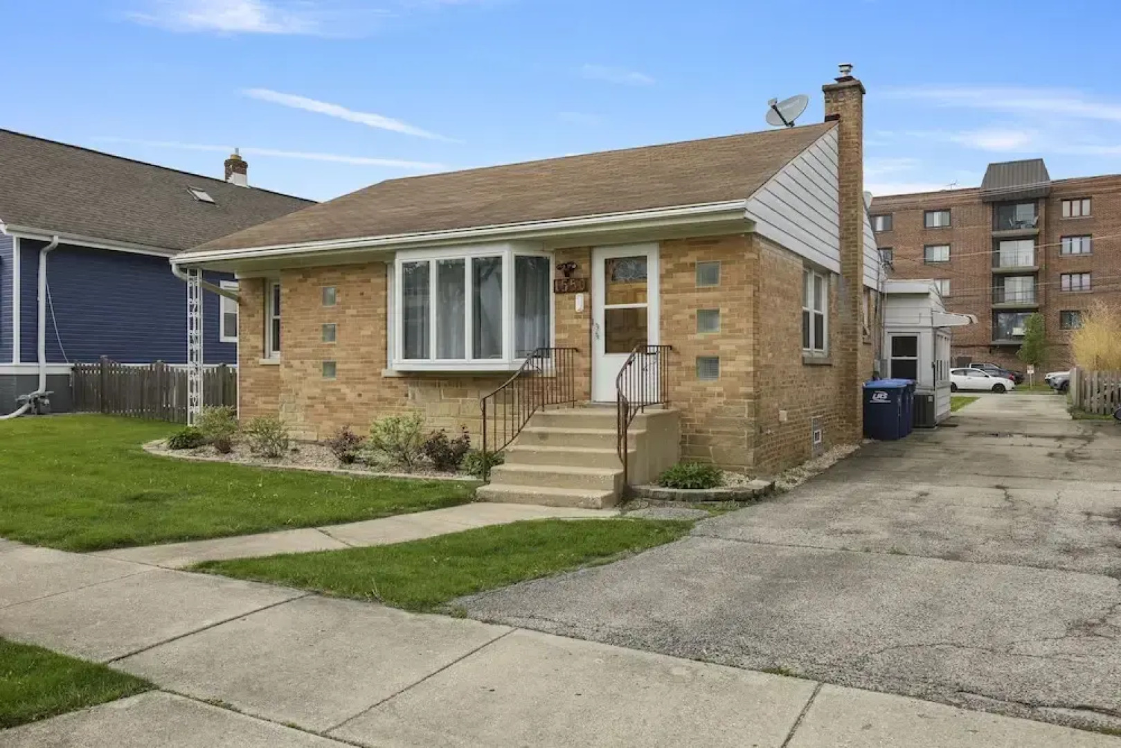 Charming Retreat In The Heart Of Des Plaines 3 Bedroom Residence by RedAwning