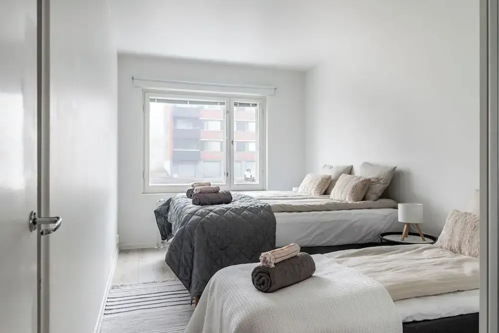 2BR Apt near Center with Free Parking