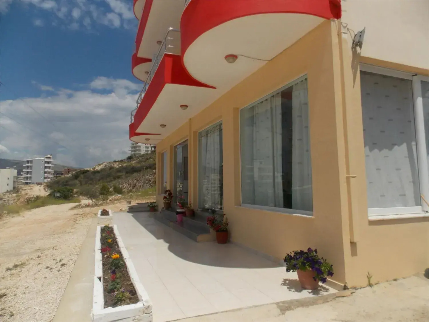 Damian Saranda Hotel