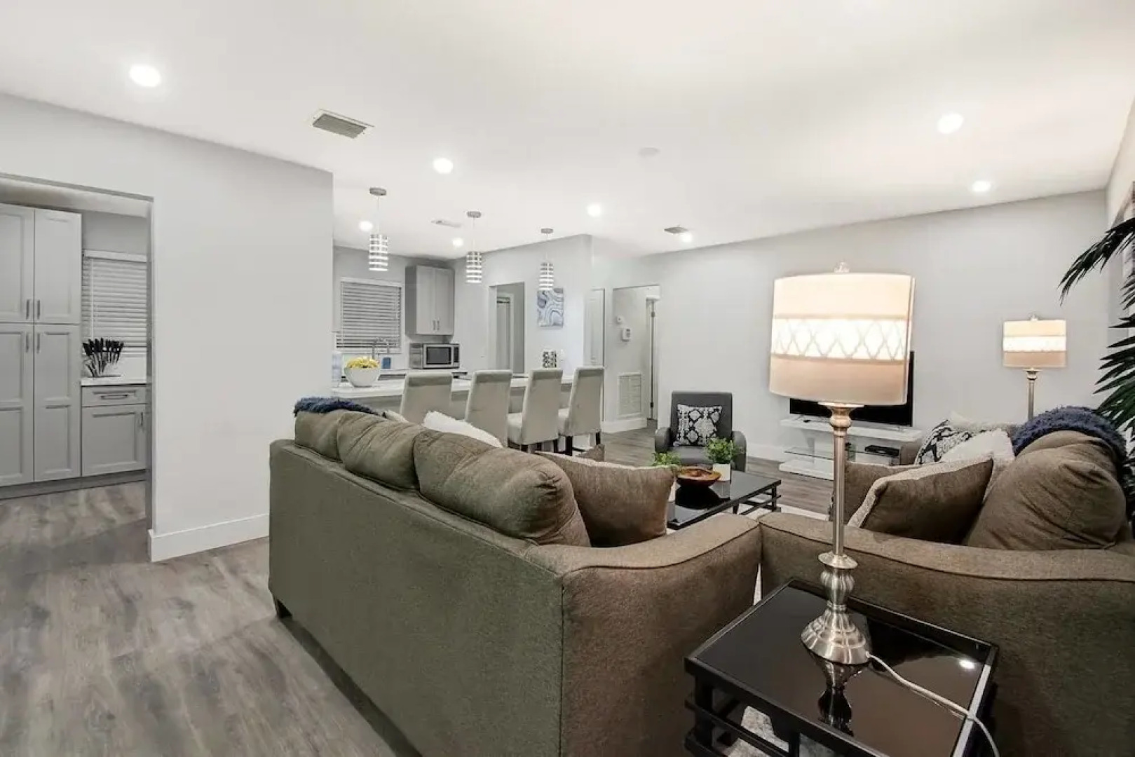 Comfortable Luxurious Home with Hot Tub, Near the Beach