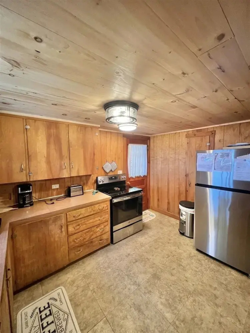 Placyd Pines Limit 8 4 Bedroom Cottage by RedAwning