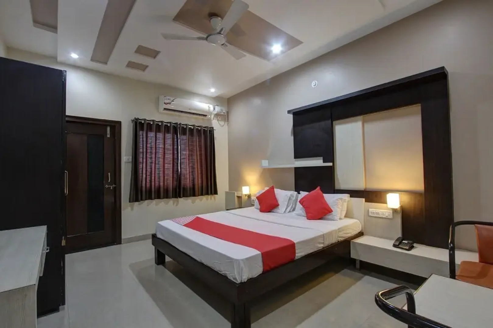 OYO 36620 Hotel Pleasant Stays