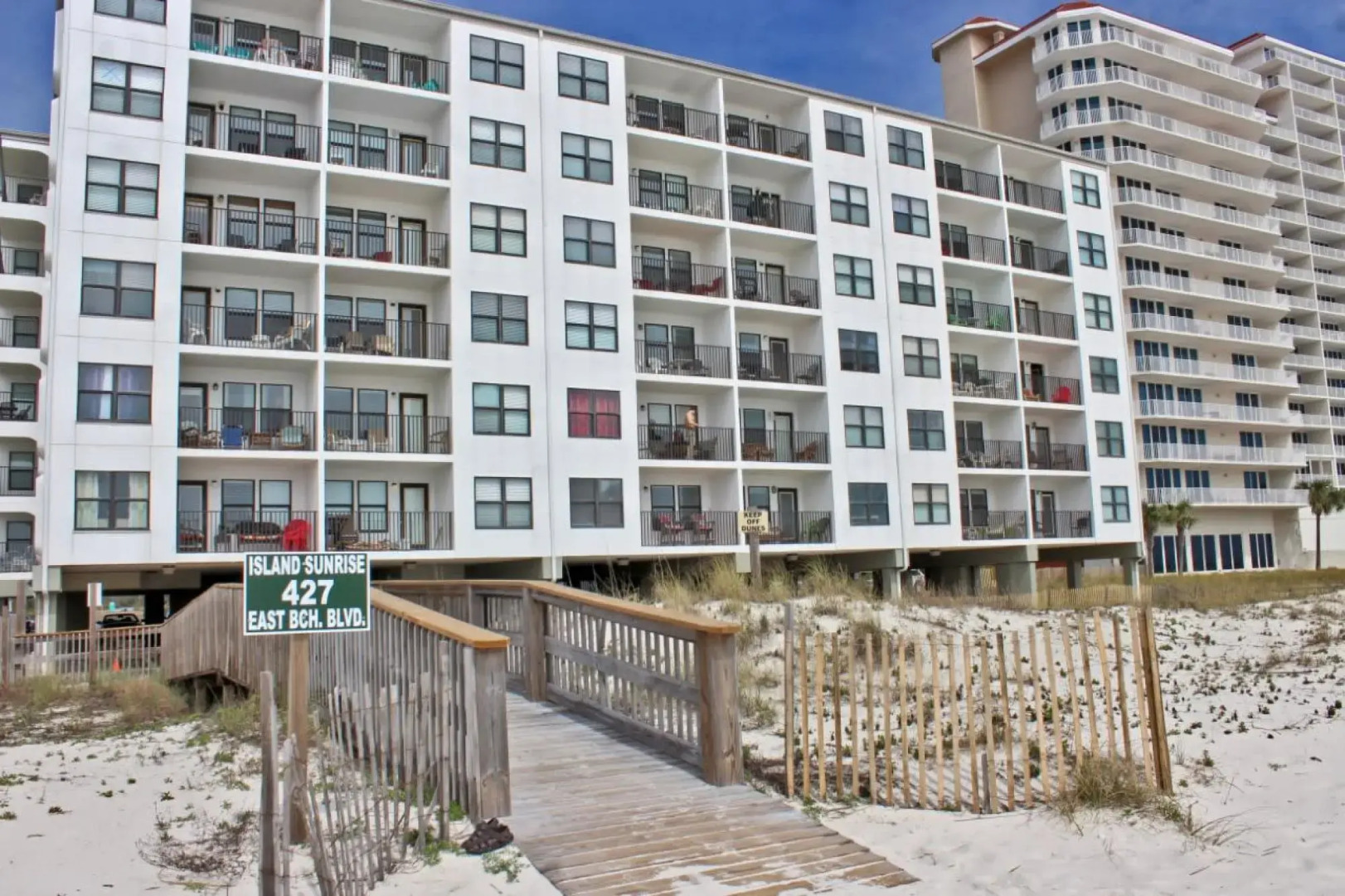 Amazing condo on the whites sands of Gulf Shores with outdoor pool