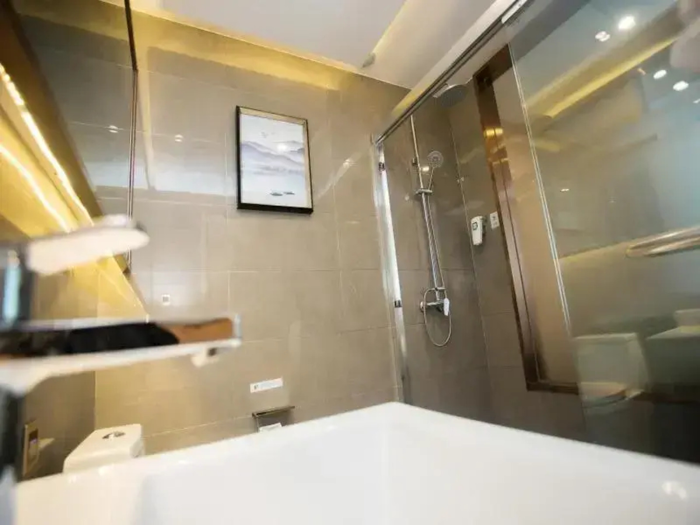 VX Hotel (Heze Dingtao District Taoyi Road)