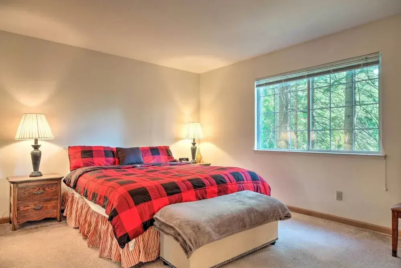 4 Mi to Big Tree State Park: Serene Cabin w/ Deck