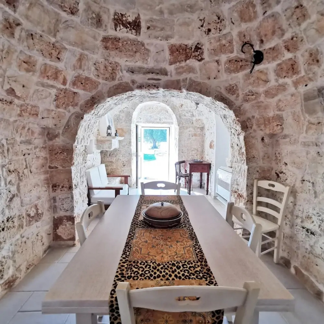 Antico trullo ristrutturato con piscina e giardino