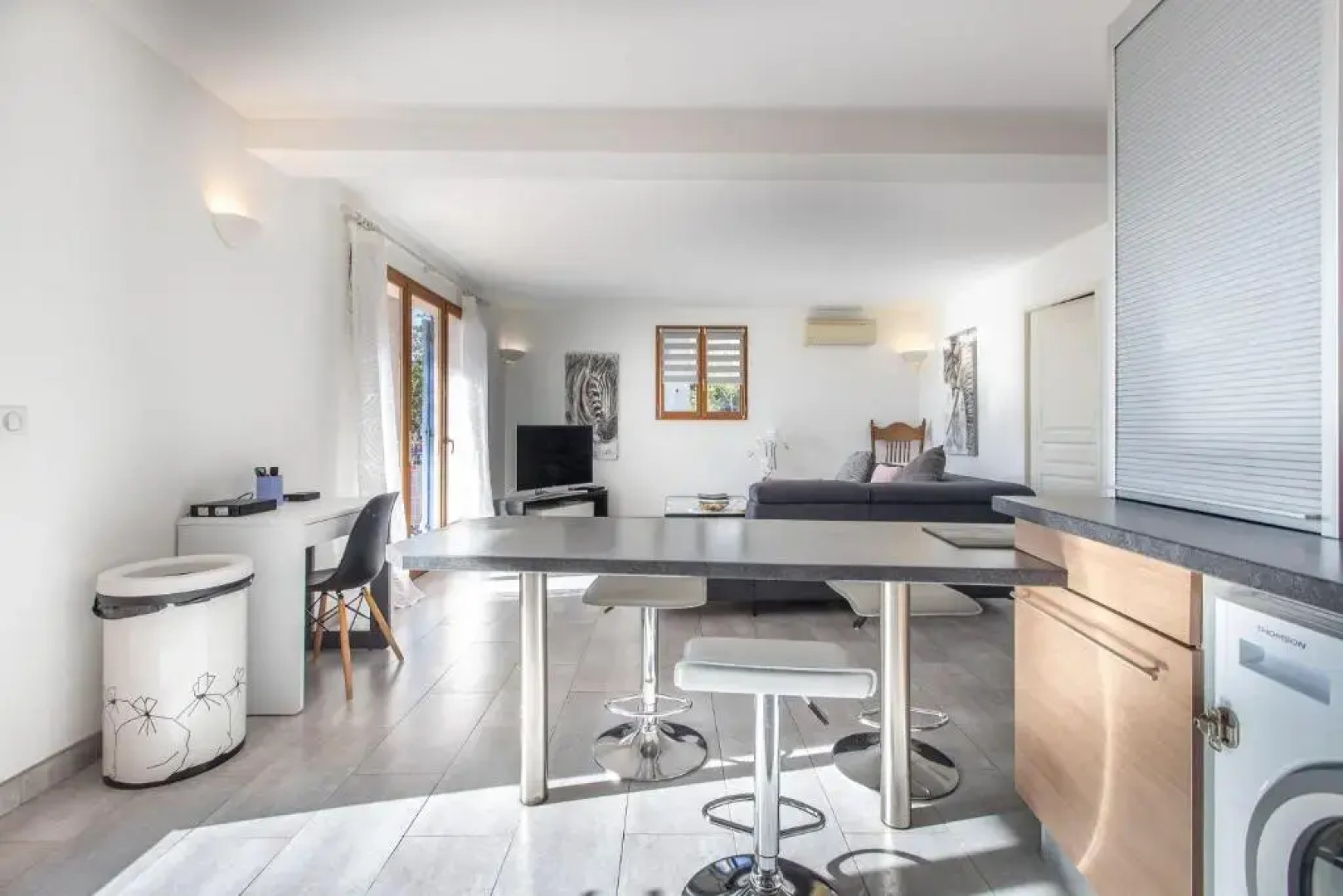 Quiet large 3-bedroom apartment with terrace, garden & incredible Mountain view