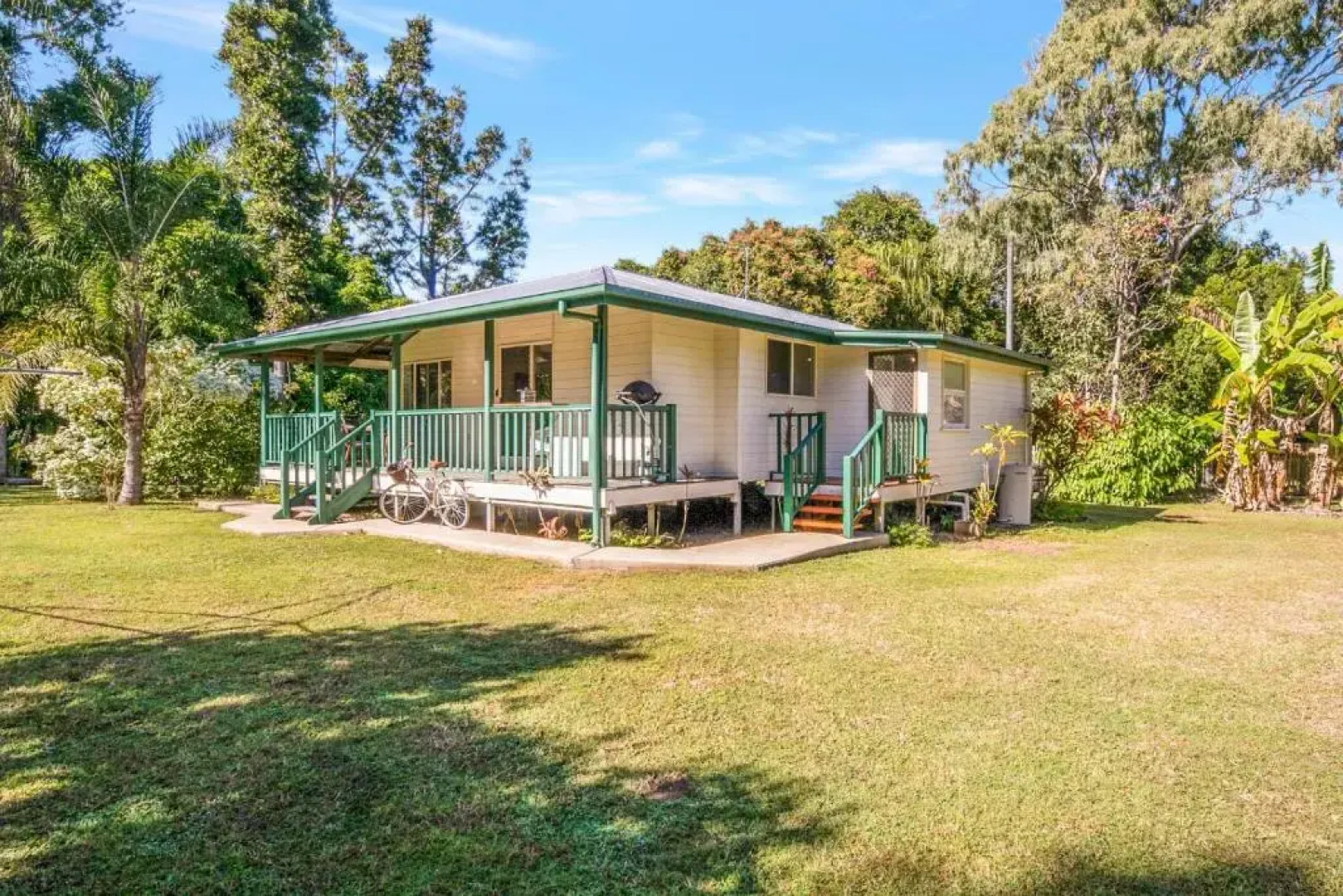 Hughes Hideaway - 2BR Cottage on 1 Acre w Air Con, King Beds