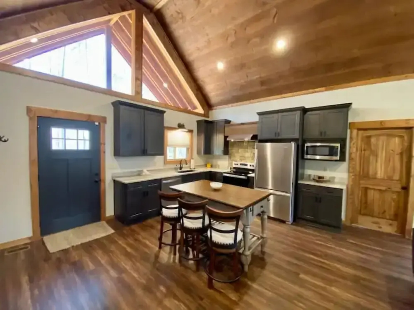 Bucks and Bunks - Brand new Cabin Come Relax or Watch TV Outside Fireplace