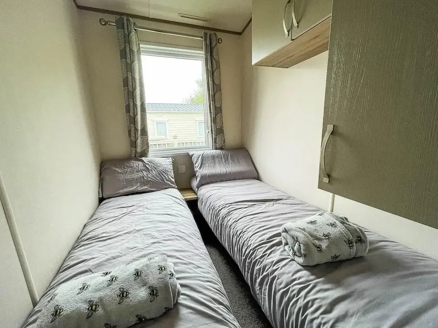 Caravansleeps6-hottub-garden-waterwonderland