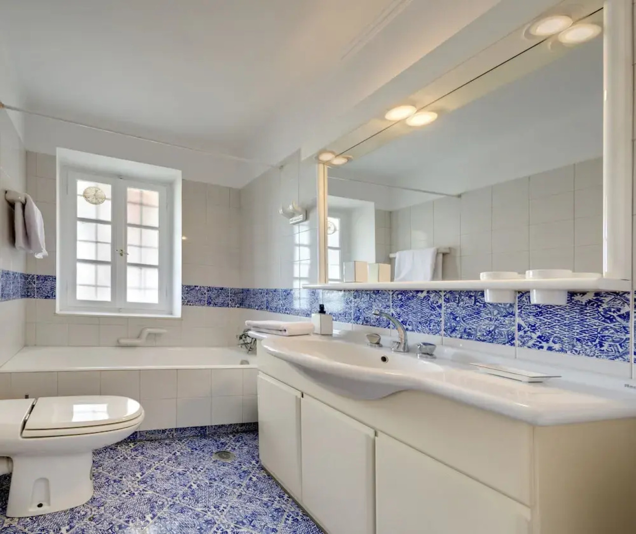 Traditional res next to Acropolis