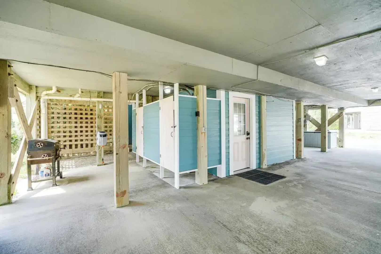 Grand Seaside Escape w/ Direct Beach Access!