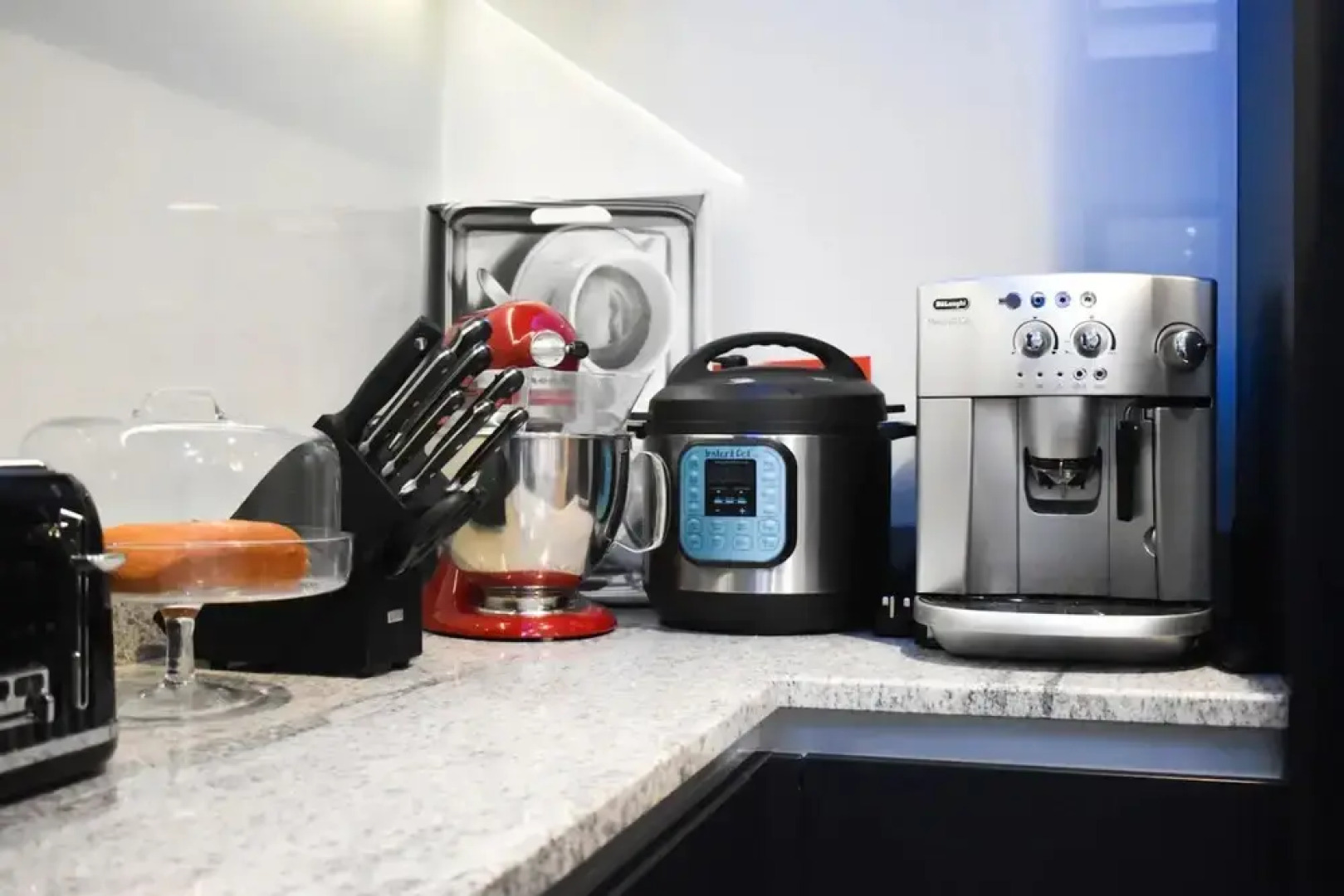 Spacious 5 Bedroom Home Near the Beach With Parking