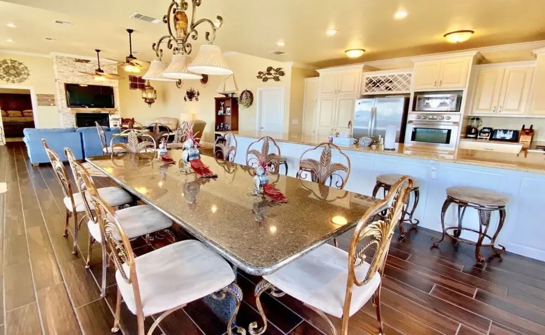 1 Driftwood 4 Bedroom Home by Redawning