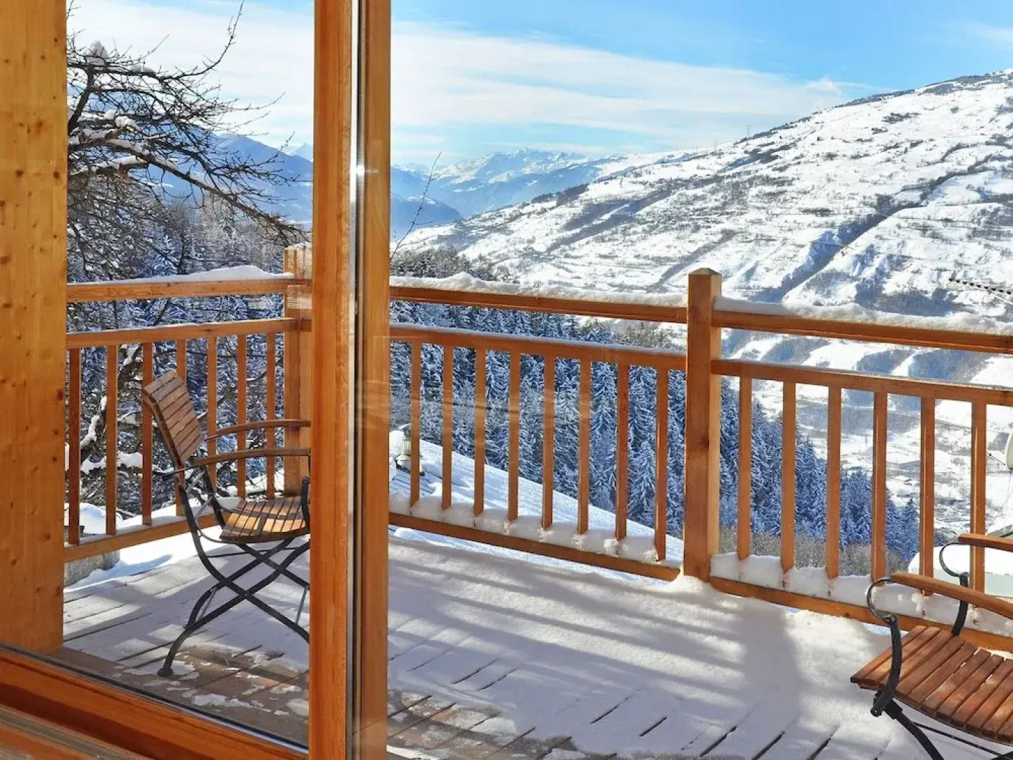 Luxury Chalet, Near the ski Slopes, With Fireplace, Sauna, Jacuzzi and Internet Access