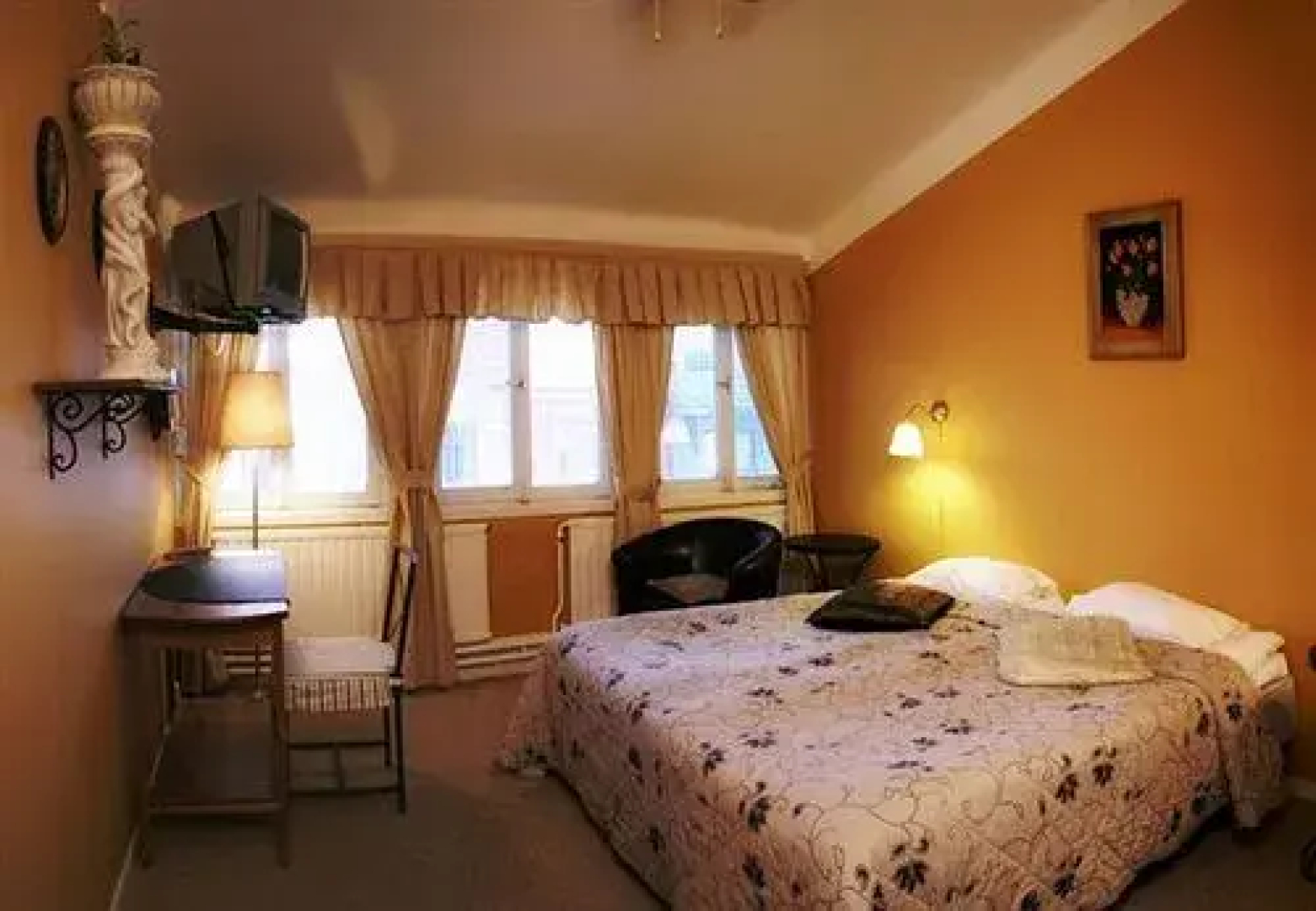 Colonial Hotel