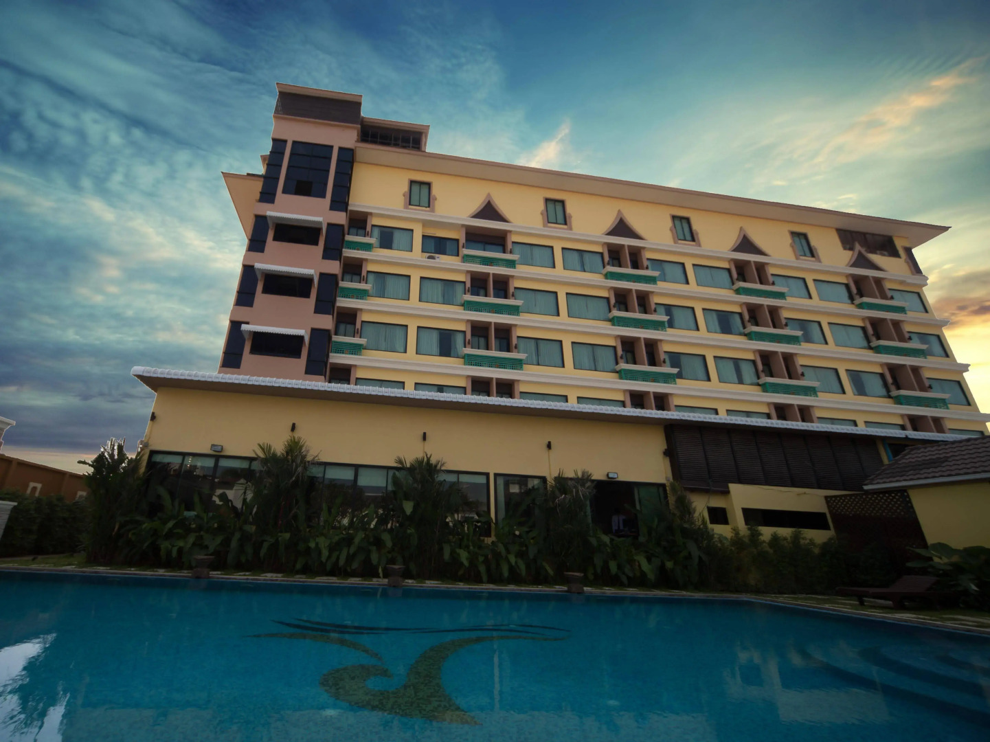 Ruean Phae Royal Park Hotel