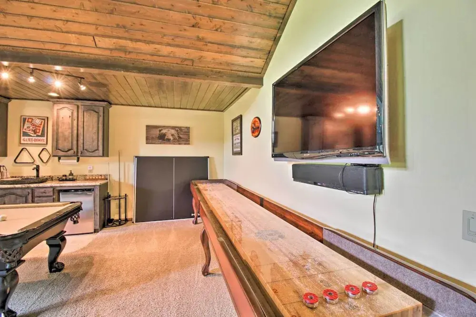 Centrally Located: Lavish Pinetop Paradise!