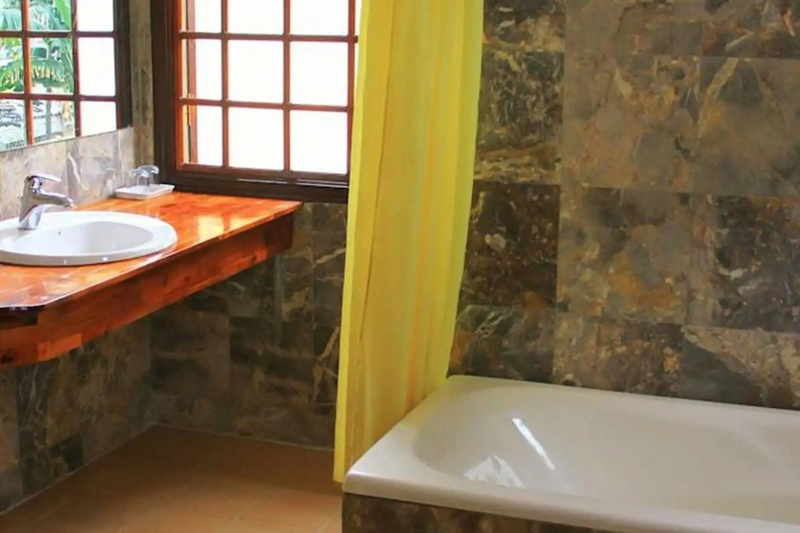 Pho Hoi Riverside Resort