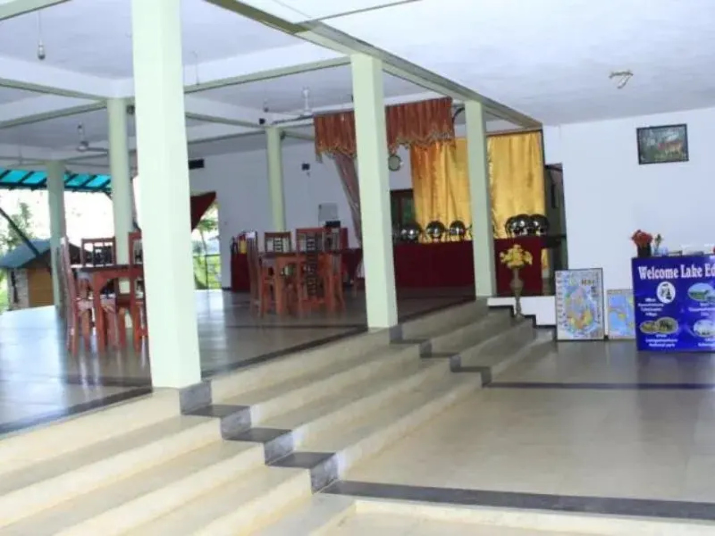 Lake Edge Holiday Inn