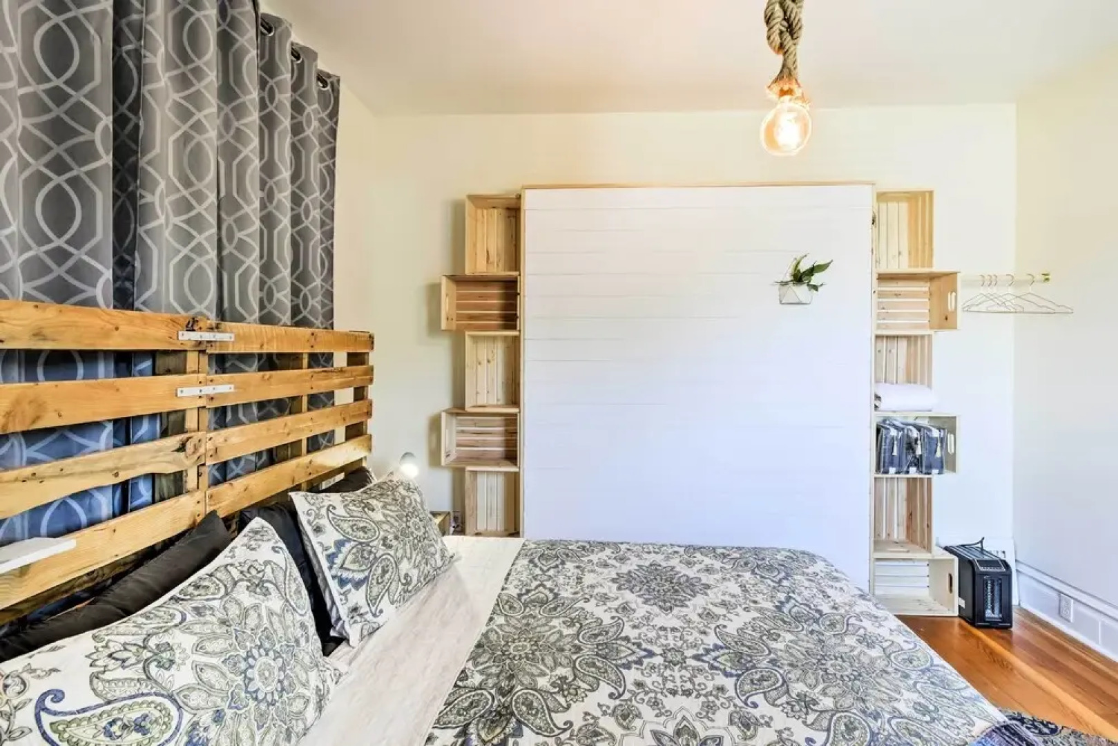 Walk to Dtwn Shops & Eats: Sturgeon Bay Retreat